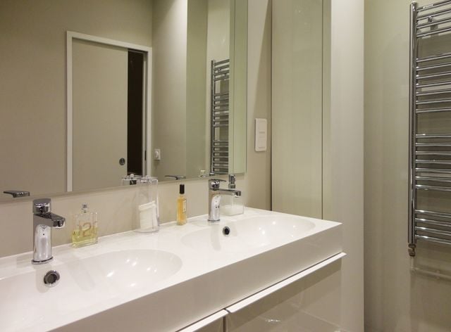 Budget moyen pour rénover une salle de bain à Paris 75004 estimez le budget de rénovation de votre salle de bain à paris 75004 : coûts, prix au m², matériaux, main-d’œuvre et devis gratuits. conseils d’experts.