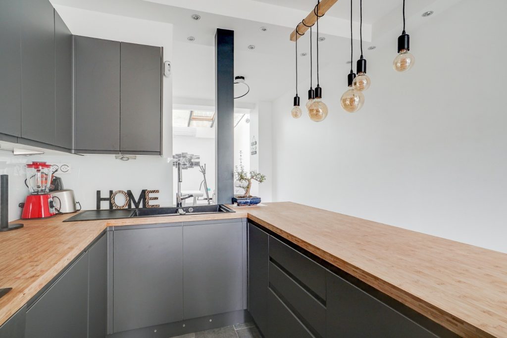 d&eacute;couvrez nos services de r&eacute;novation de cuisines &agrave; paris : conception sur mesure, mat&eacute;riaux de qualit&eacute; et accompagnement personnalis&eacute; pour transformer votre espace culinaire.
