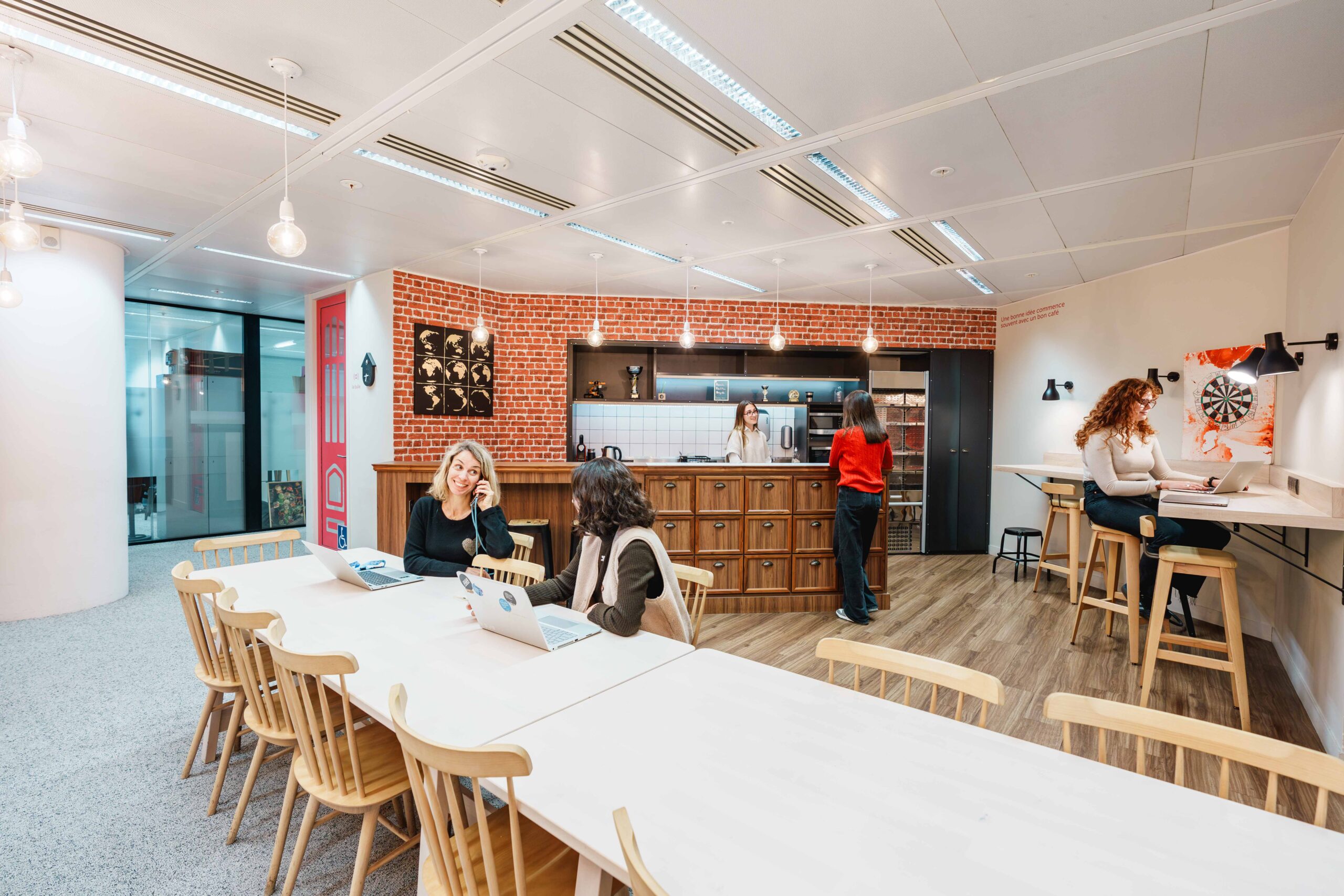 Créer un espace de travail à domicile lors de la rénovation à Paris 4 découvrez un espace de travail moderne et convivial au cœur du 4ème arrondissement de paris, idéal pour télétravailler ou organiser vos réunions en toute tranquillité.