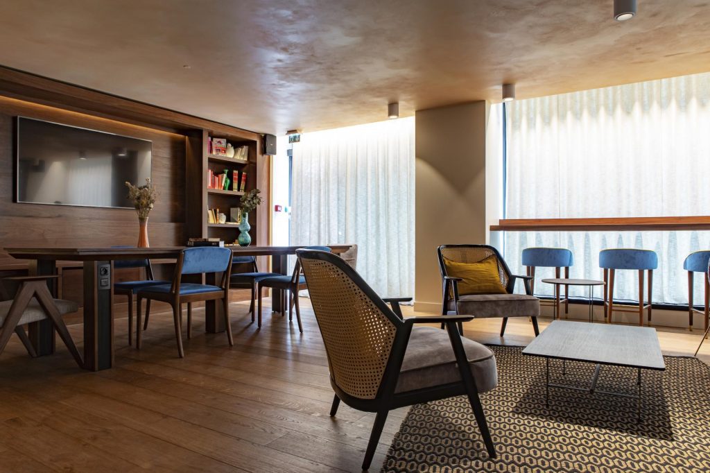 Créer un espace de travail à domicile lors de la rénovation à Paris 4 découvrez des espaces de travail à domicile flexibles et modernes au cœur de paris 4. profitez d’un environnement inspirant et adapté à vos besoins professionnels, au centre de la capitale.
