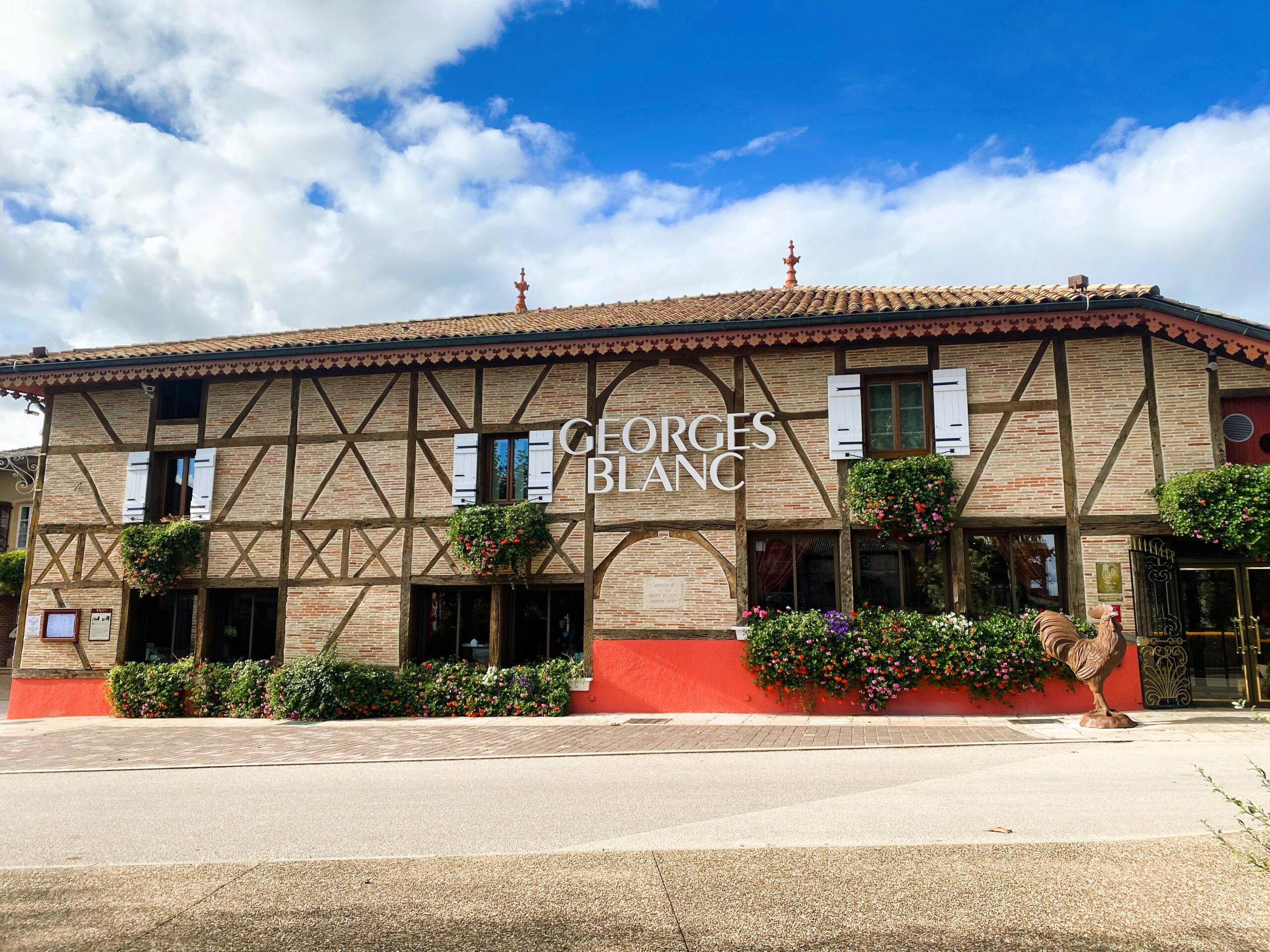 Le chef renommé Georges Blanc étoffe son village gastronomique avec de nouvelles ambitions découvrez l’univers exceptionnel de georges blanc et son village gastronomique : une destination unique où la haute cuisine, l’hôtellerie de charme et l’art de vivre à la française se rencontrent au cœur de la région de l’ain.