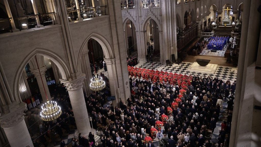Célébration à l'Élysée : Hommage aux artisans de la restauration de la cathédrale Notre-Dame de Paris à l'occasion de son 'bouquet final découvrez notre hommage émouvant aux artisans de notre-dame, mettant en lumière leur savoir-faire exceptionnel et leur rôle essentiel dans la restauration et la préservation de ce monument emblématique.