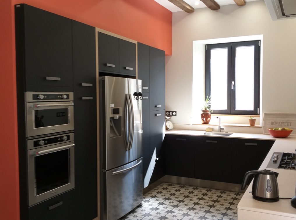 Comment intégrer des appareils électroménagers modernes dans une cuisine ancienne à Paris ? découvrez des conseils pratiques pour intégrer des électroménagers modernes dans une cuisine ancienne sans dénaturer son charme, alliant esthétique traditionnelle et confort contemporain.