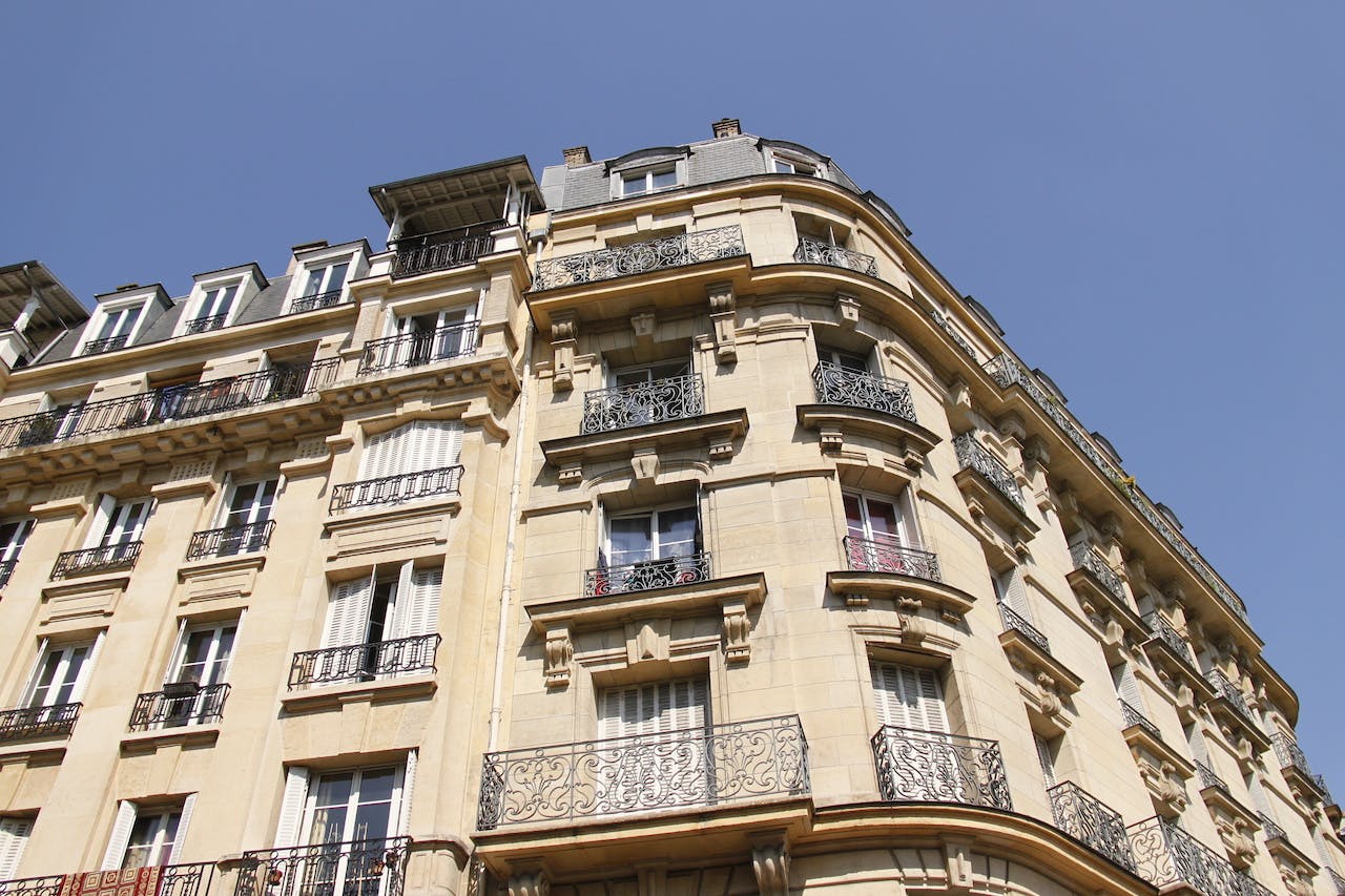 d&eacute;couvrez les normes essentielles &agrave; respecter pour la r&eacute;novation d&rsquo;un logement ou local situ&eacute; &agrave; paris 75004 : obligations l&eacute;gales, d&eacute;marches administratives et conseils pour une mise en conformit&eacute; optimale.