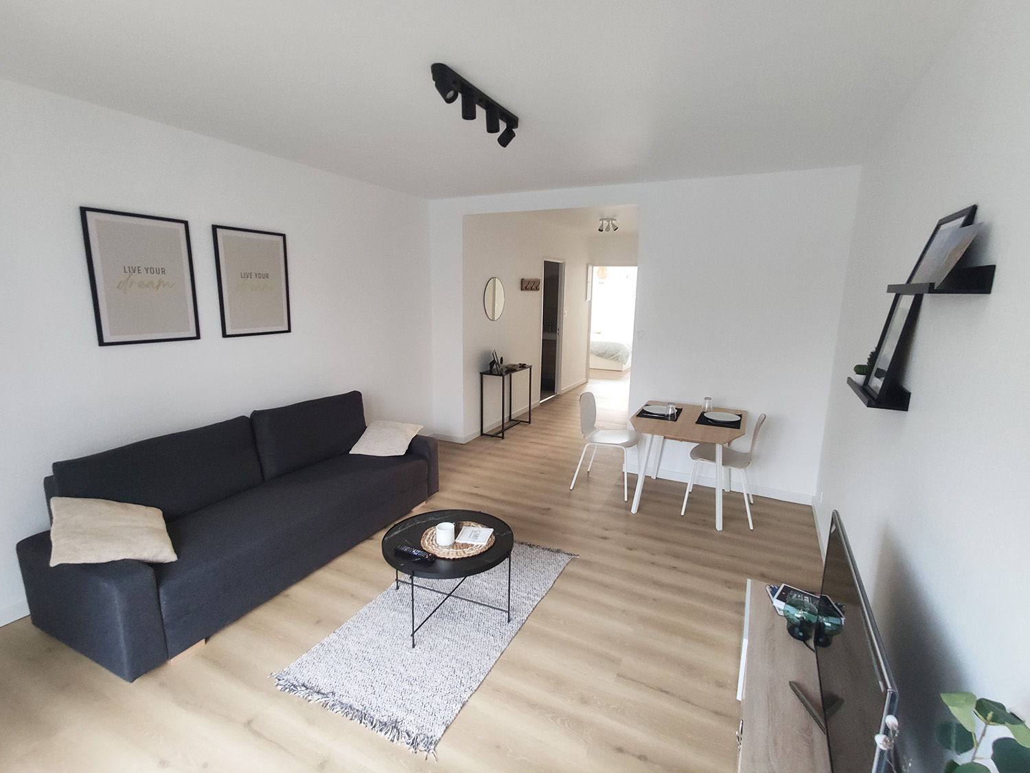 d&eacute;couvrez comment organiser efficacement la r&eacute;novation de votre appartement gr&acirc;ce &agrave; nos conseils pratiques pour planifier, g&eacute;rer le budget et choisir les bons artisans.