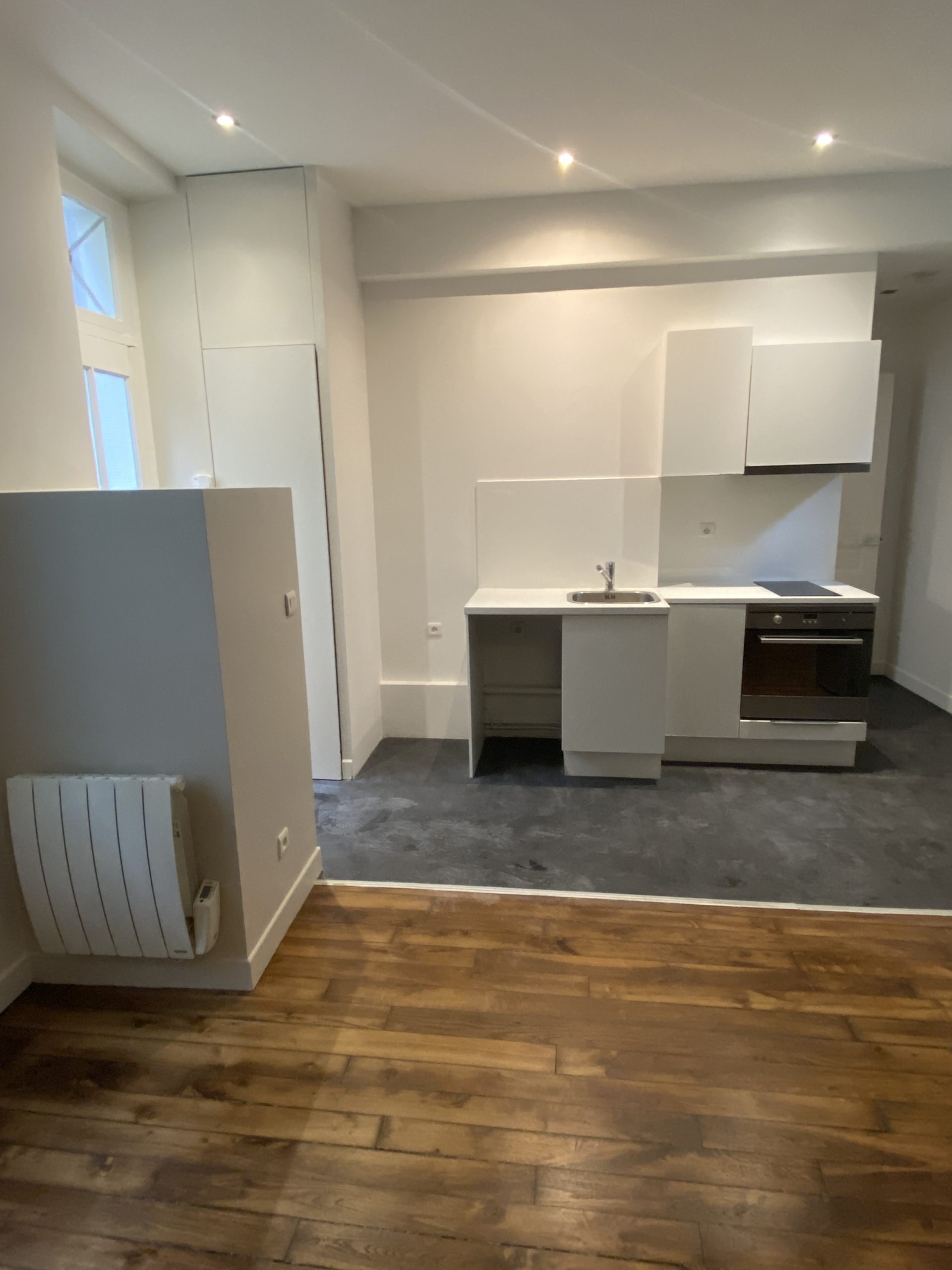 découvrez nos services de peinture intérieure dans le 75004. transformez vos espaces avec des couleurs éclatantes et des finitions impeccables grâce à notre équipe d'experts. satisfaction garantie pour un intérieur qui vous ressemble.