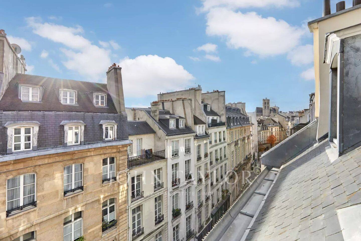 confiez la r&eacute;novation de votre appartement dans le 75004 &agrave; des professionnels qualifi&eacute;s. am&eacute;liorez votre espace de vie avec des travaux sur mesure, respectant vos besoins et votre budget.