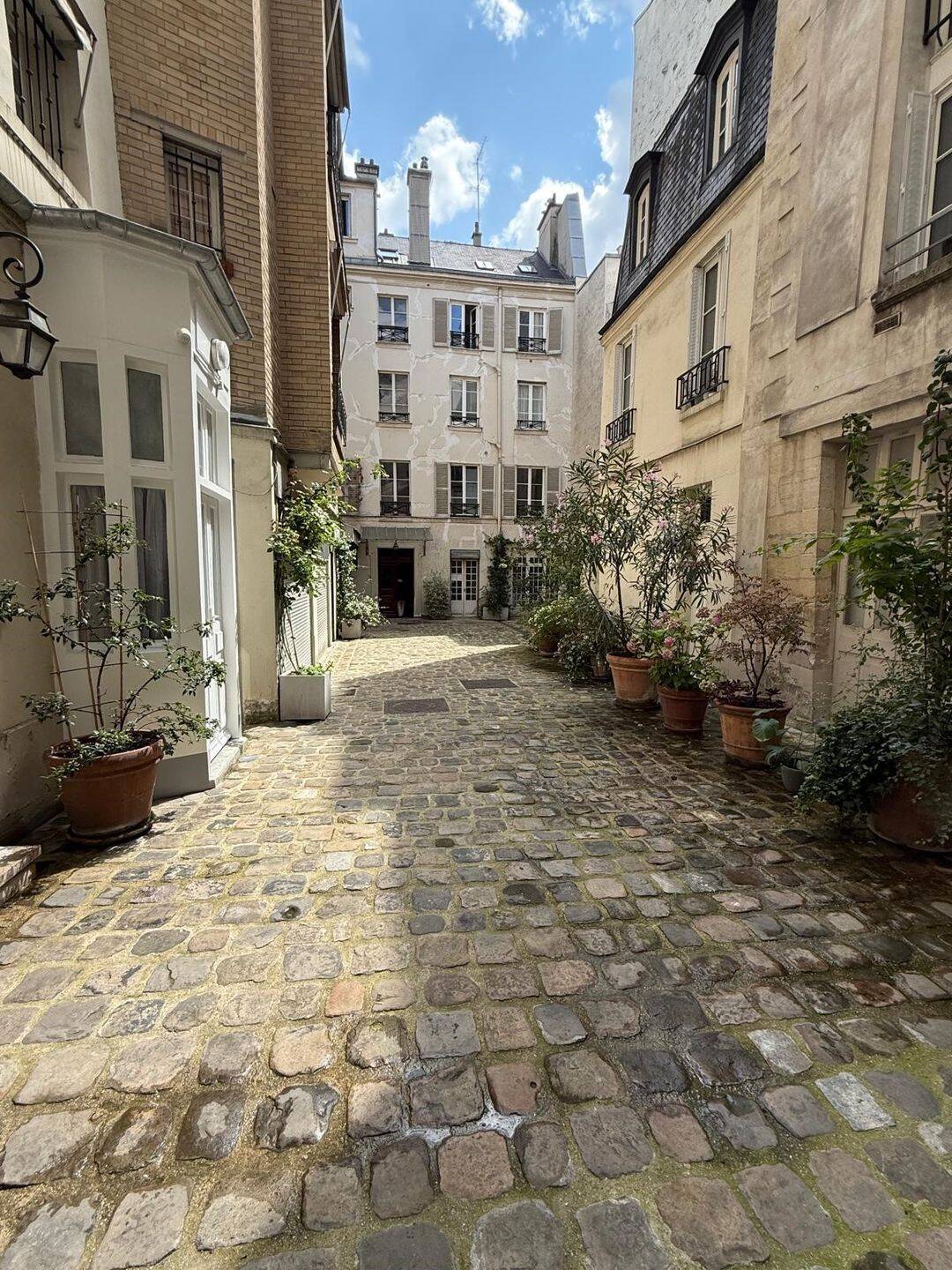 tout savoir sur la rénovation appartement ancien 75004 découvrez nos services de rénovation pour appartements anciens dans le 75004. transformez votre espace avec élégance tout en préservant son caractère historique. expertise, qualité et savoir-faire au cœur de paris.