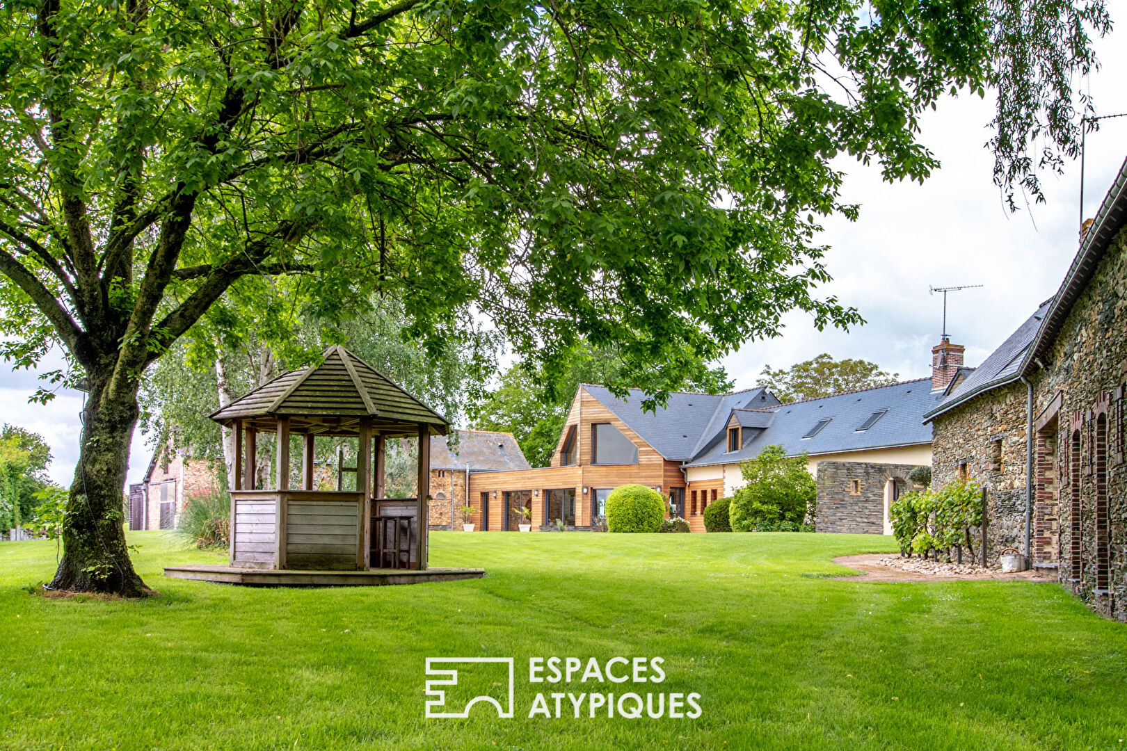 Architecte pour rénovation de corps de ferme : conseils et étapes clés confiez la rénovation de votre corps de ferme à des experts : modernisation, préservation du charme ancien, optimisation des espaces et conseils personnalisés pour valoriser votre patrimoine.