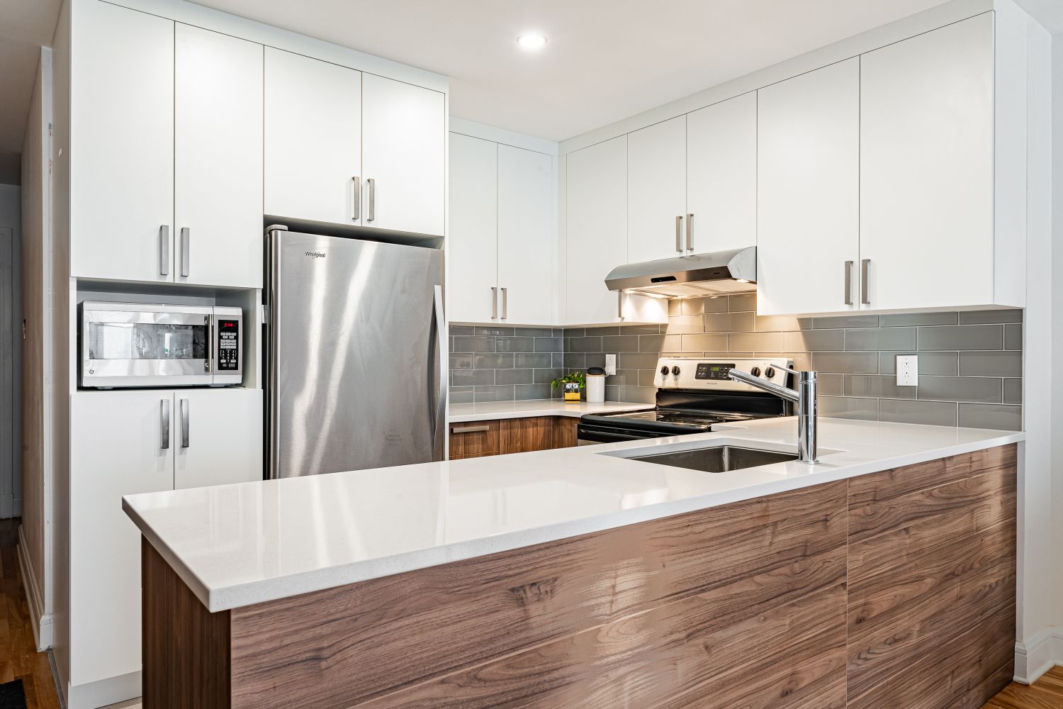 Comment renover sa vieille cuisine ? découvrez nos conseils et idées pour la rénovation de votre cuisine : aménagement, design, choix des matériaux et astuces pour transformer votre espace de vie selon vos envies et votre budget.