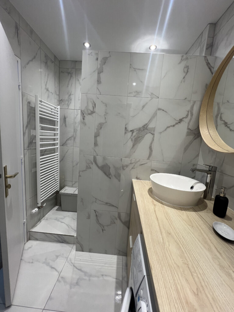 rénovation salle de bain Paris 4ᵉ transformez votre espace avec notre guide de rénovation de salle de bain. découvrez des idées créatives et des conseils pratiques pour optimiser chaque mètre carré, alliant confort et esthétique. réalisez la salle de bain de vos rêves dès aujourd