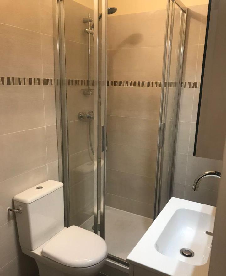 transformez votre salle de bain dans le 75004 gr&acirc;ce &agrave; notre expertise en r&eacute;novation. offrez-vous un espace moderne et fonctionnel, adapt&eacute; &agrave; vos besoins et &agrave; votre style. contactez-nous pour un devis personnalis&eacute; et d&eacute;couvrez nos solutions innovantes pour un int&eacute;rieur revitalis&eacute;.