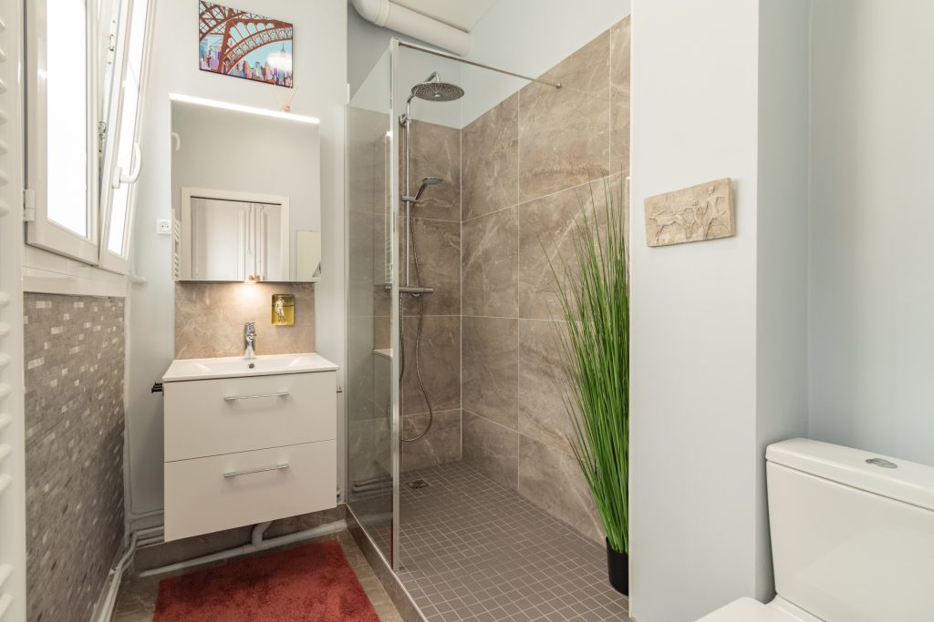 transformez votre salle de bains dans le 75004 avec notre service de rénovation sur-mesure. notre équipe d'experts assiste chaque étape, alliant design moderne et fonctionnalité. contactez-nous pour un devis gratuit!