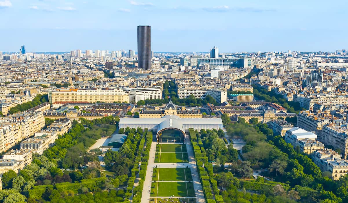 d&eacute;couvrez tout sur la r&eacute;novation de la tour montparnasse : objectifs, innovations, impacts &eacute;cologiques et transformations majeures pour ce c&eacute;l&egrave;bre gratte-ciel parisien.