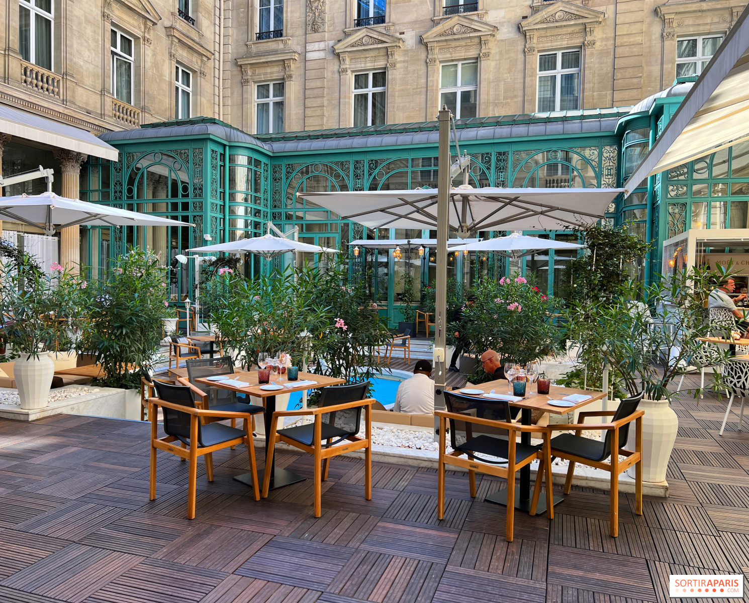 Le célèbre hôtel Westin Paris Vendôme suspend ses activités pour des rénovations impressionnantes s'élevant à un milliard d'euros. découvrez les rénovations milliardaires du westin paris, un hôtel emblématique transformé par des travaux de luxe alliant histoire et modernité pour une expérience inoubliable au cœur de la capitale.
