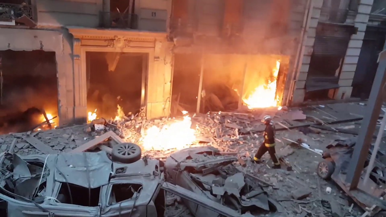RUE DE TRÉVISE À PARIS : RETOUR DES HABITANTS APRÈS SIX ANS D'ABSENCE SUITE À L'EXPLOSION découvrez le récit du retour à trévise après une explosion : réactions des habitants, état des lieux, et mesures de sécurité prises pour la reconstruction de la ville.