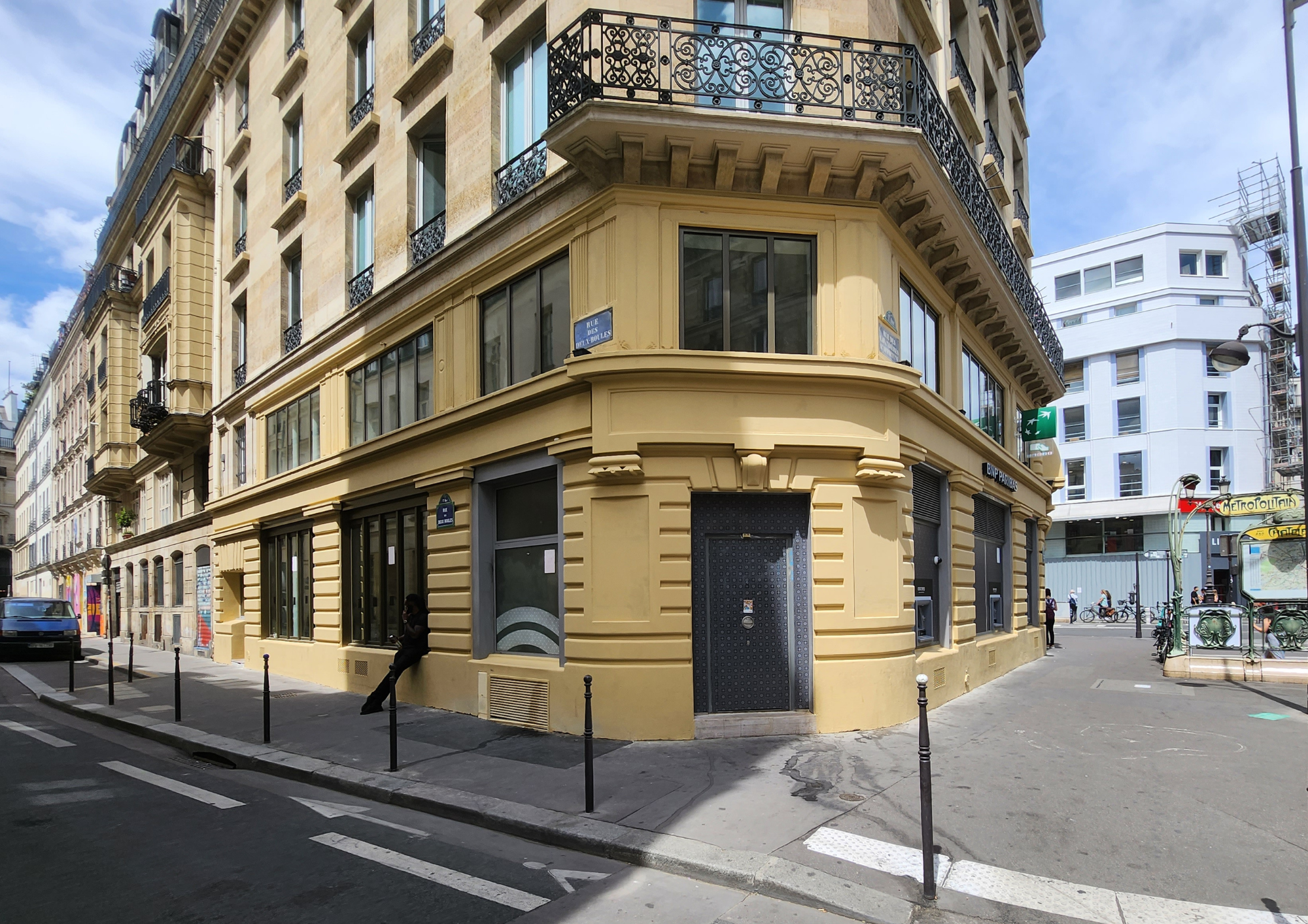 À Paris, découvrez la transformation élégante du 126, rue de Rivoli : commerces, hôtel, bureaux et rooftop découvrez la transformation remarquable au 126 rue de rivoli, alliant modernité et héritage architectural. plongez dans l