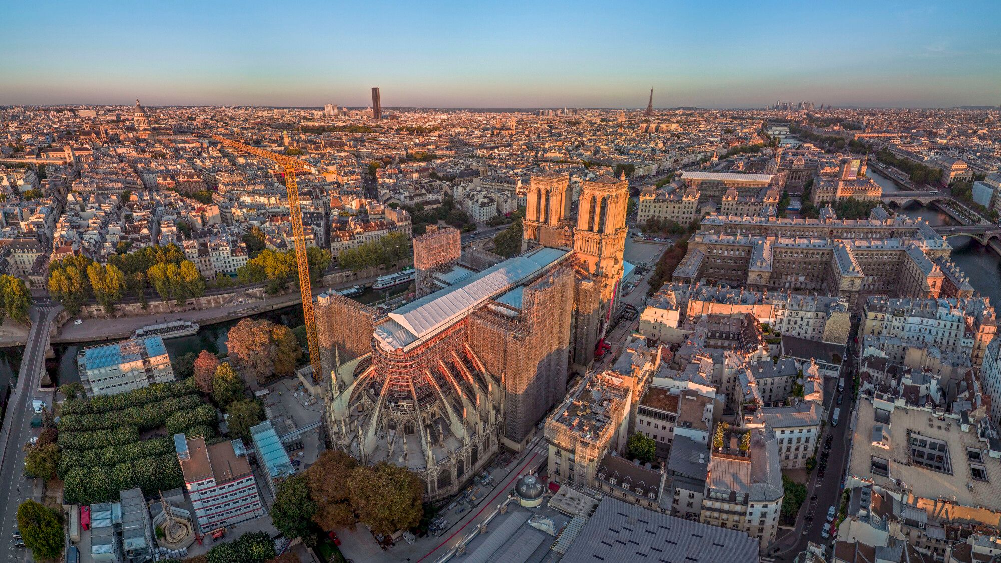À Paris, le chantier colossal autour de Notre-Dame se poursuit : un casse-tête qui s'étendra jusqu'en 2030 découvrez l