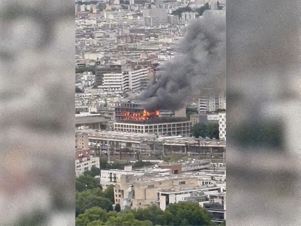 Paris : un incendie majeur dans un bâtiment en construction du 12e arrondissement maîtrisé avec succès un incendie a été rapidement maîtrisé à paris grâce à l