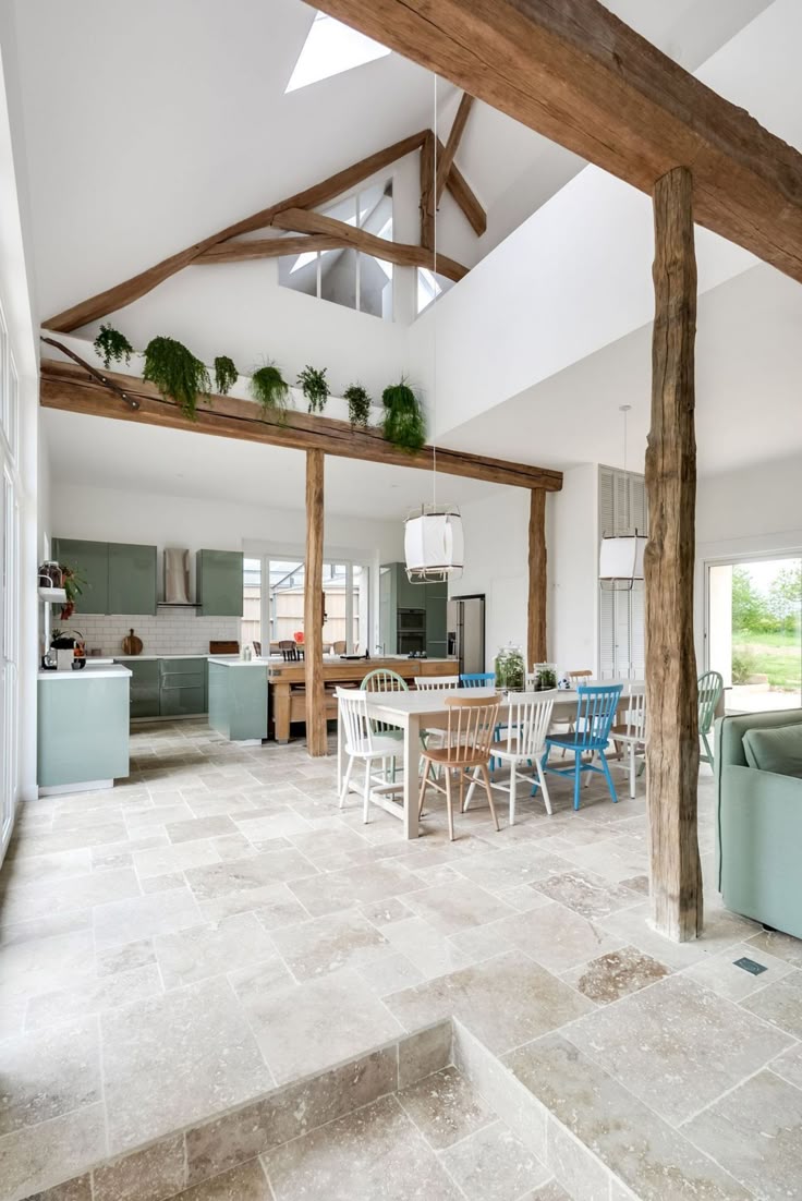 Comment moderniser l'extérieur d'une maison ancienne ? découvrez des conseils et idées pour moderniser une maison ancienne tout en préservant son charme. travaux, décoration, astuces et solutions pour allier authenticité et modernité dans votre intérieur.