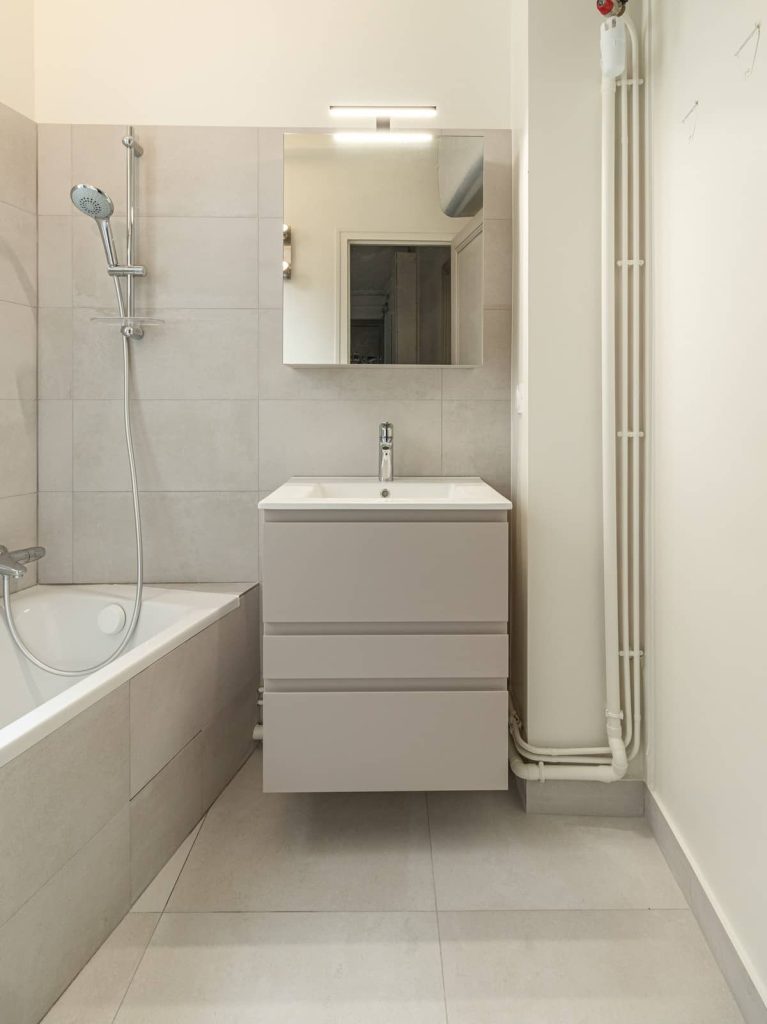 Rénovation de salle de bain : planifier son espace à Paris 75004 confiez la rénovation de votre salle de bain à paris 75004 à des experts. devis gratuit, travaux sur-mesure, matériaux de qualité et finitions soignées pour un intérieur moderne et fonctionnel.