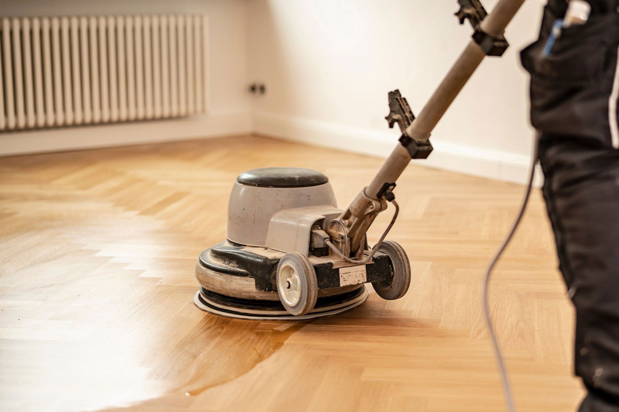 d&eacute;couvrez nos conseils et astuces pour restaurer un parquet ancien : nettoyage, pon&ccedil;age, r&eacute;paration des lames et finition pour redonner vie &agrave; votre sol en bois.