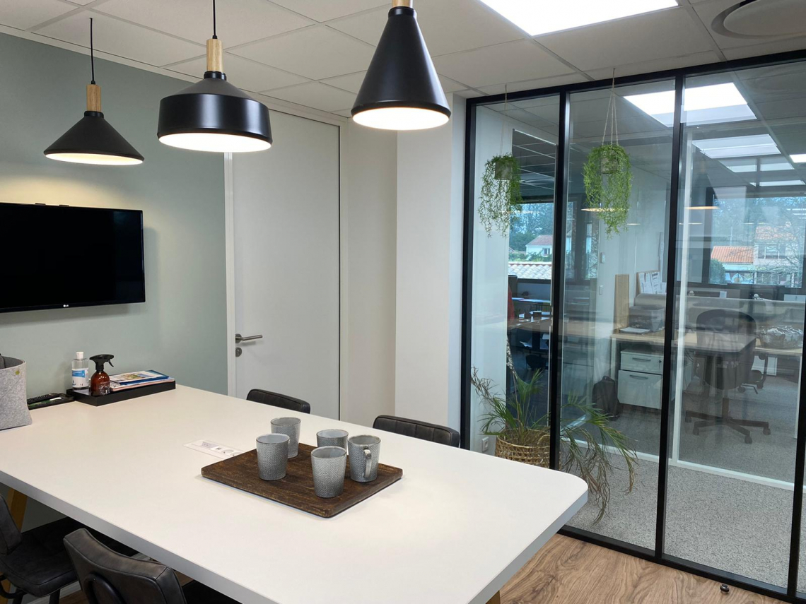 Architecte d’intérieur ou décoratrice d’intérieur : comment choisir le bon expert pour sublimer votre espace ? découvrez nos conseils pour choisir un expert en décoration et transformer votre intérieur avec l’aide d’un professionnel qualifié. trouvez le décorateur idéal pour sublimer vos espaces selon vos goûts et besoins.