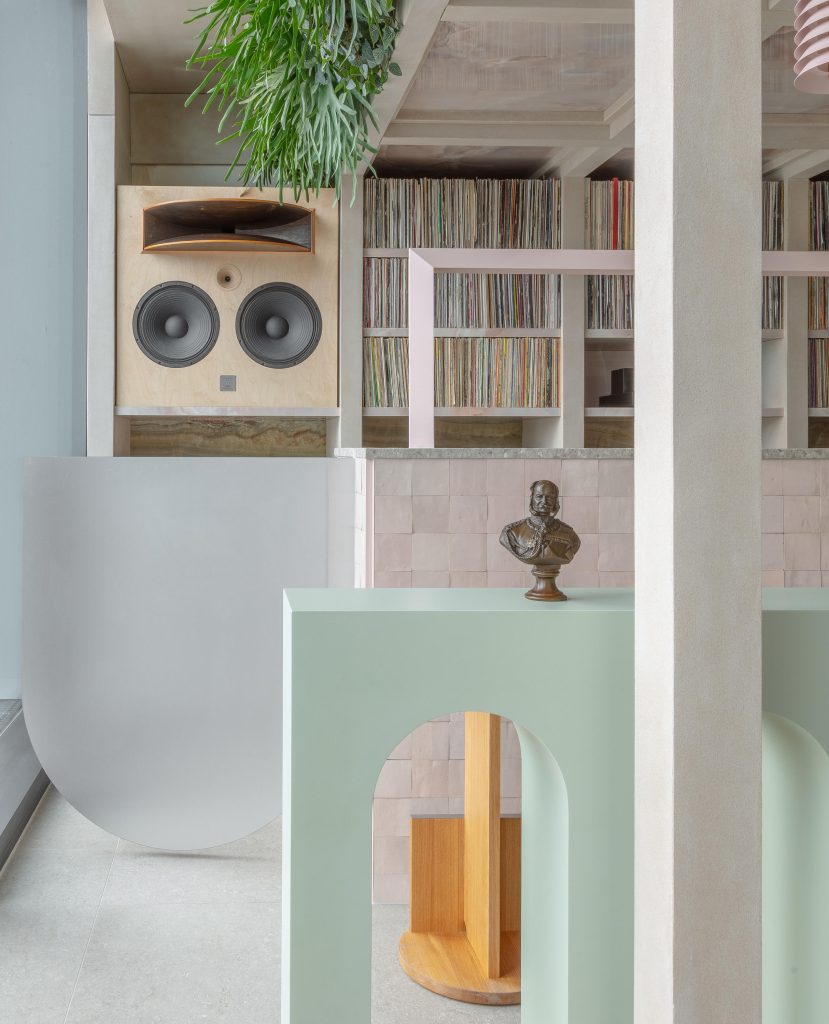 d&eacute;couvrez les diff&eacute;rences cl&eacute;s entre un architecte et une d&eacute;coratrice : r&ocirc;les, missions et comp&eacute;tences pour mieux choisir le professionnel adapt&eacute; &agrave; votre projet de construction ou de d&eacute;coration.