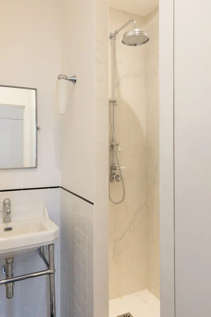 découvrez cet élégant appartement sous les toits du marais, décoré avec un mobilier mid-century chic pour un séjour confortable et stylé au cœur de paris.