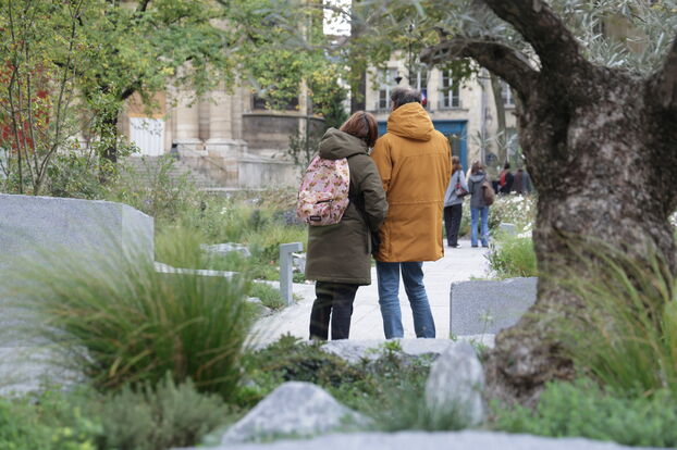 La place Saint-Gervais se transforme en jardin mémoriel dédié aux victimes des attentats du 13-Novembre découvrez le jardin mémoriel du 13-novembre à la place saint-gervais, un espace de recueillement dédié à la mémoire des victimes des attentats.