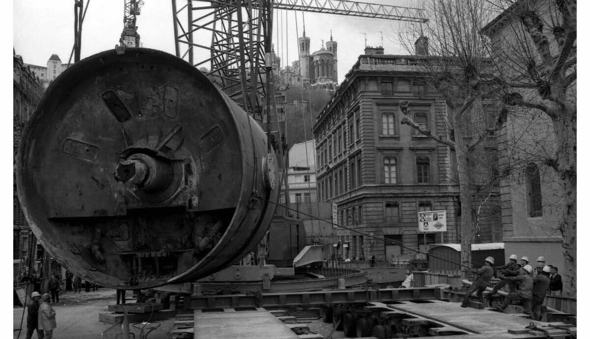 Quatre ans de transformations majeures à la gare de Lyon : le lancement de deux chantiers colossaux pour une nouvelle ère découvrez les deux grands chantiers lancés à la gare de lyon, marquant des années de transformations pour moderniser et améliorer ce pôle de transport majeur.