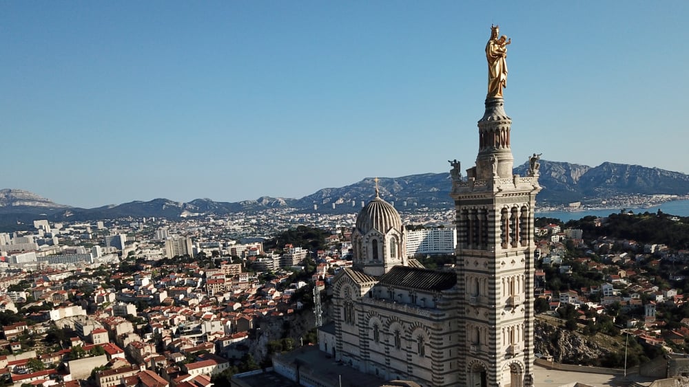 PHOTOS - Notre-Dame de Paris : zoom sur les entreprises marseillaises mobilisées pour la reconstruction découvrez comment les entreprises marseillaises se mobilisent pour soutenir la restauration et la protection de notre-dame, un patrimoine emblématique.