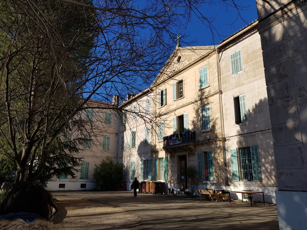 À Marseille, une propriétaire terrorisée : 4 ans de squat, maison dévastée et agression au marteau, elle craint désormais les représailles découvrez le témoignage poignant d