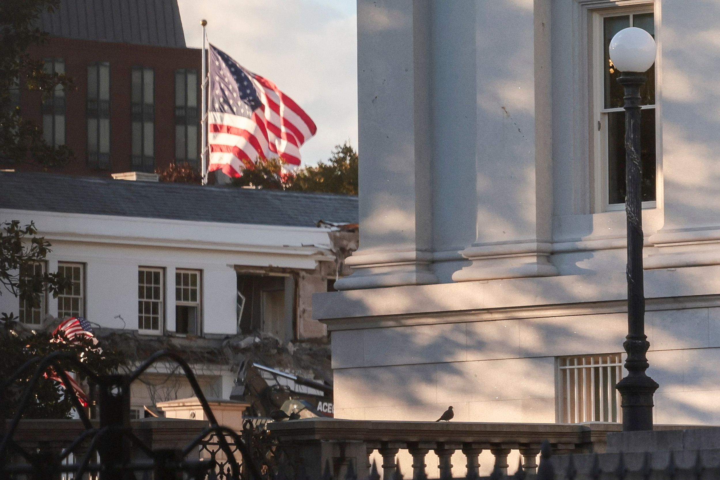 d&eacute;couvrez la salle de bal de trump, une salle impressionnante 4,5 fois plus grande que celle de la maison-blanche, un symbole de grandeur et de luxe hors du commun.