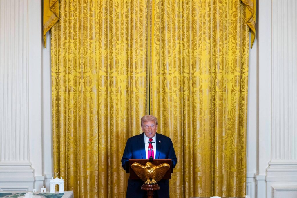 découvrez comment la salle de bal de trump dépasse la maison-blanche, étant 4,5 fois plus grande, un espace somptueux et impressionnant.