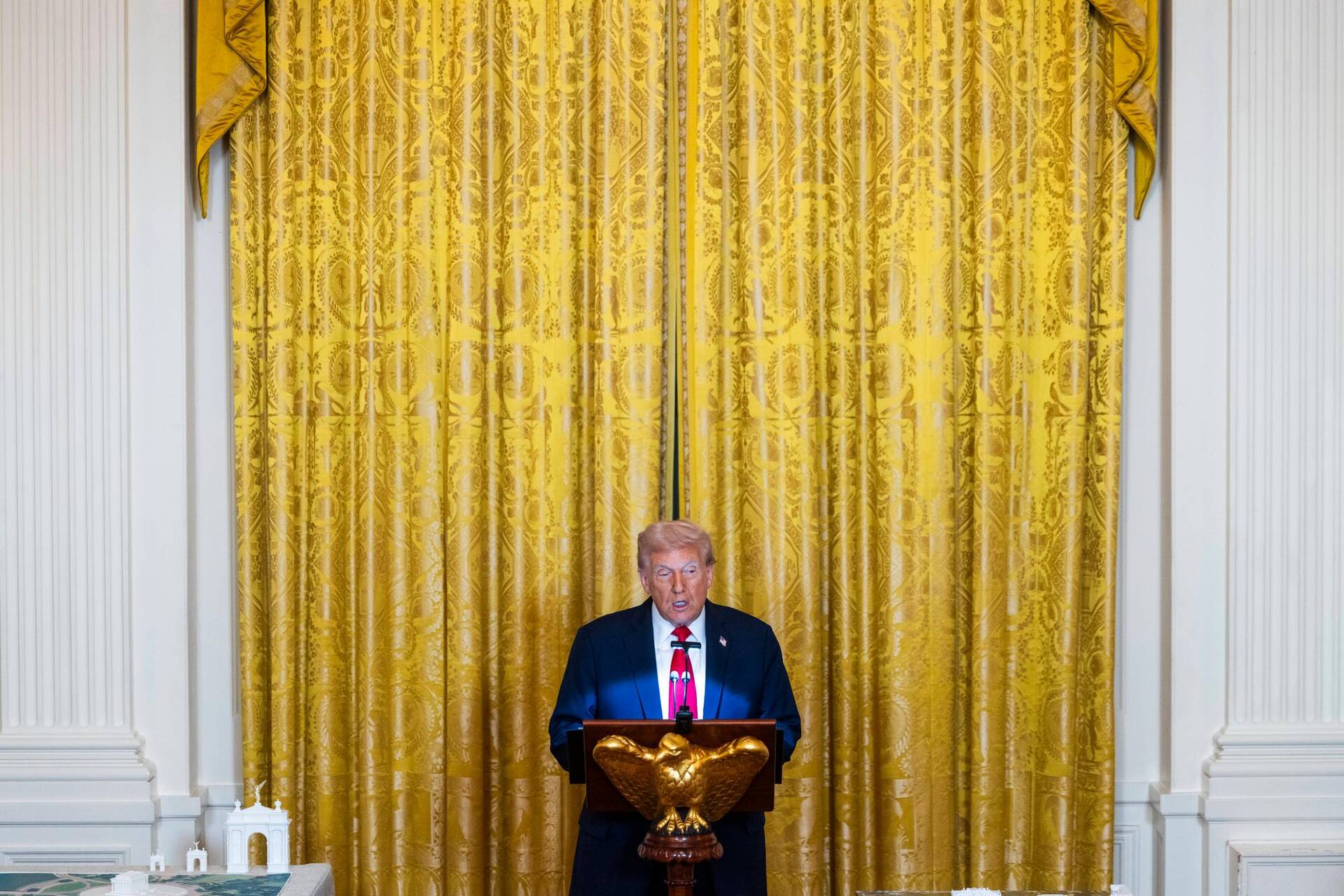 découvrez comment la salle de bal de trump dépasse la maison-blanche, étant 4,5 fois plus grande, un espace somptueux et impressionnant.